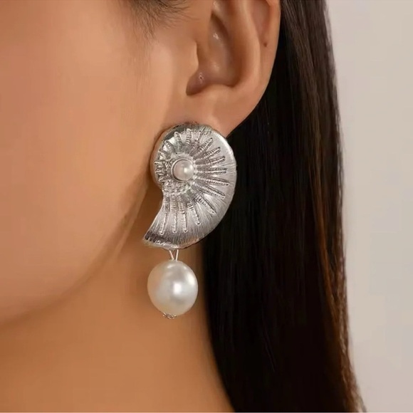 Snail Pearl Silver Earrings - Picture 2 of 6